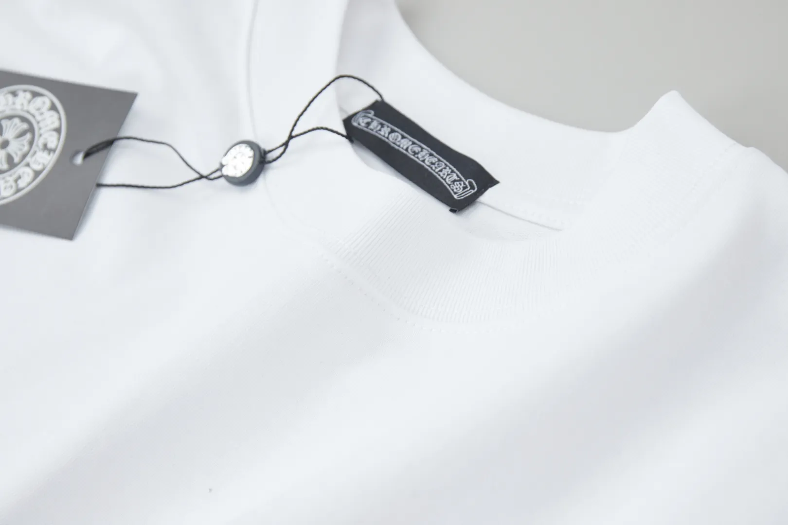 🅿️220 ✨CH✨🆕25SS spring and summer new style Crow Heart ✝ frame logo patch short sleeves Light luxury essential item for daily commuting for men and women Correct version Welcome to compare Detailed features · 260g 100% pure cotton double yarn jersey fabric · Custom dyed in the same cylinder, special thickened 32 double-ply 1X1 threads · Double-needle stitching and cross-stitching technology · Original main mark, washed tag, branded moisture-proof paper packaging Color: White/Black/ Size: S/M/L/XL